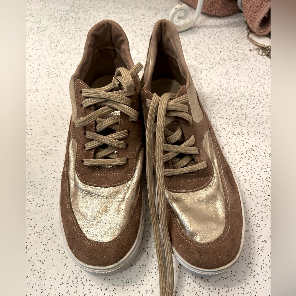 Kaanas  Ladies size 7 like new but NOT perfect  no tears clean but not pristine